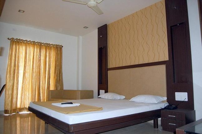 Hotel Sangram Palace Shirur Екстер'єр фото